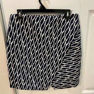 Ann Taylor LOFT Black and White skirt size medium faux wrap around, side close